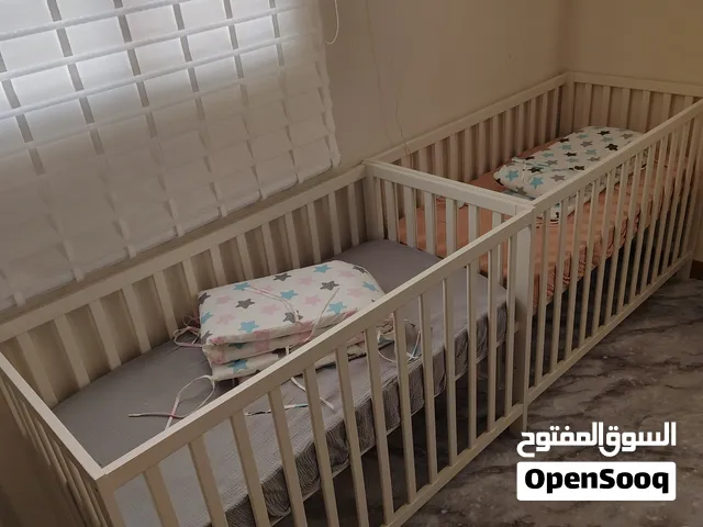 سرير اطفال ورفوف