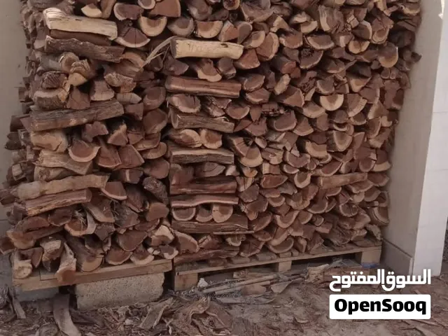 عامل تقطيع حطب وتشليح أشجار