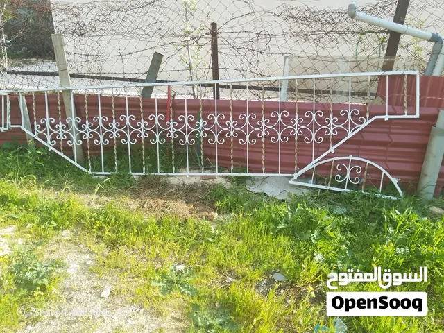 دربزين برنده مع باب حديدحديد تفصيل ثقيل  شبيه جديد