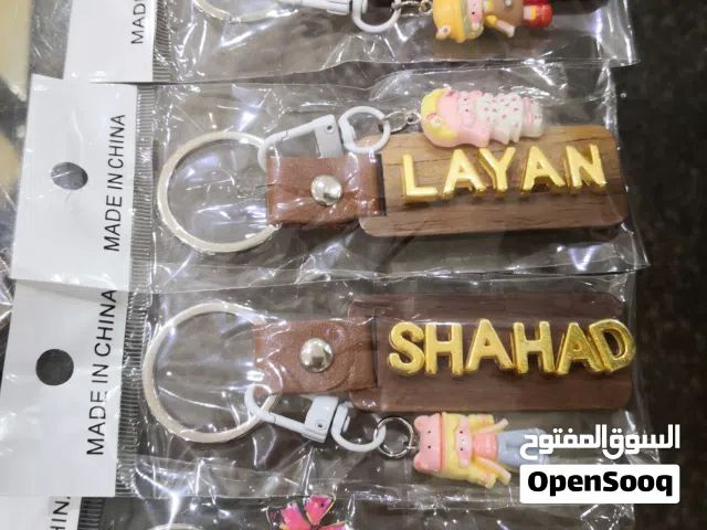 ميداليات خشبية بالأسماء الانجليزية مع ميدالية إضافية جانبية