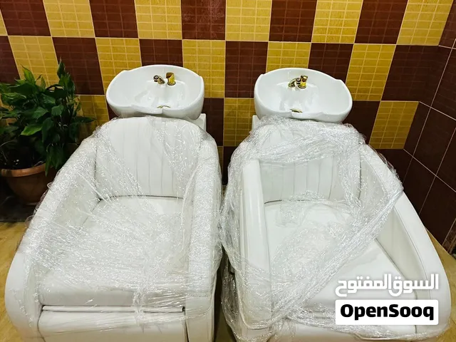 للبيع عدد 2 كرسي صالون و2 مغسلة صالون بحالة ممتازة