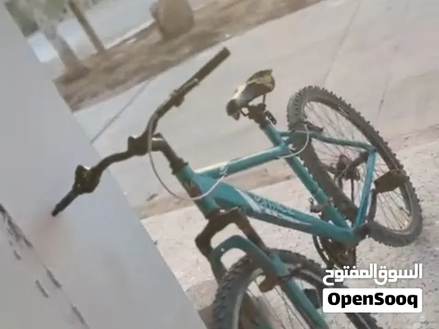 دراجة لون ازرق حجمها 26 سنة الصنع 2022 عيب لا الدراجة ربي يبارك