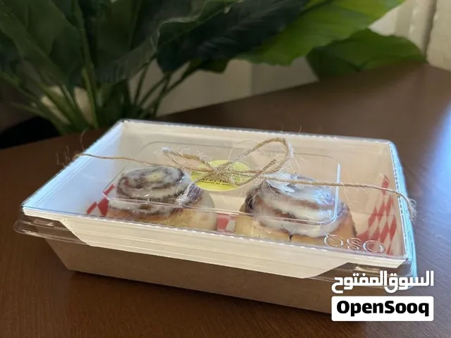 جديدة علب بلاستك مال حلويات و علب مارتونية مغطاة بورق شنعي من الداخل وكلاهما مع غطاء