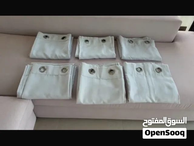 ستائر رمادي فاتح