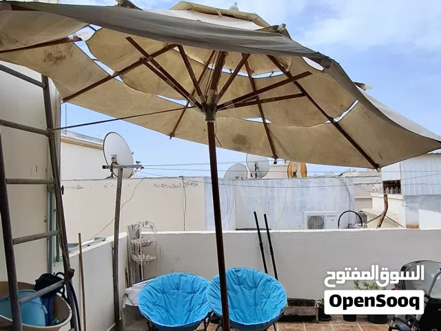 مظلة خارجية كبيرة بحالة جيدة