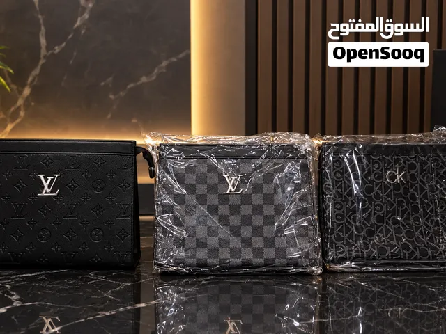 شنط ماركات عالميه جديده بالسير تبعها خامات نضيفه تنفع للخروجات والسفر والمناسبات والهدايا