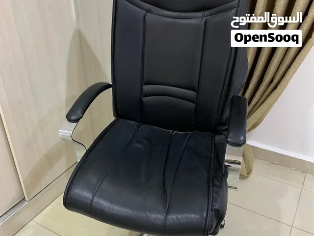 للبيع كرسي مكتب يحتاج عجلات السعر 4 دنانير