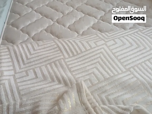 سرير بلحاف ومخدتين ب 3 ريال