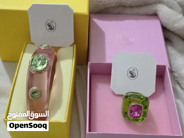 اكسسوار للبيع مستخدم مرة واحدة فقط ماركة Swarovski