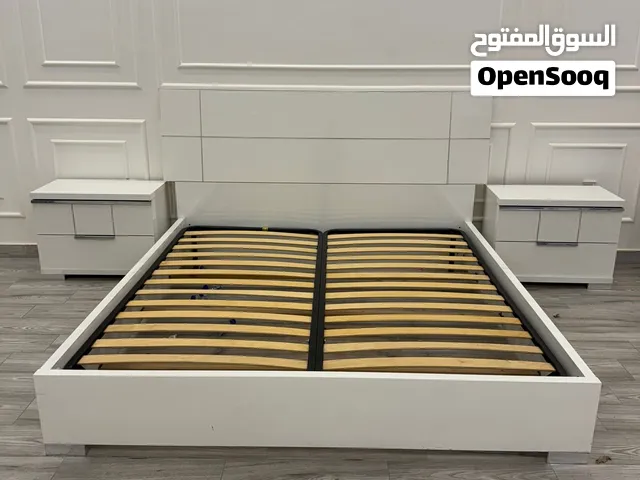 للبيع: غرفة نوم بيضاء لامعة (هاي جلوس) مع إكسسوارات – بحالة جيدة