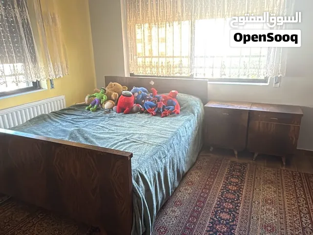 لعشّاق الأنتيكا والكلاسيك للبيع غرفة نوم خشب بطابع كلاسيكي أصيل، عمرها 65 سنة.