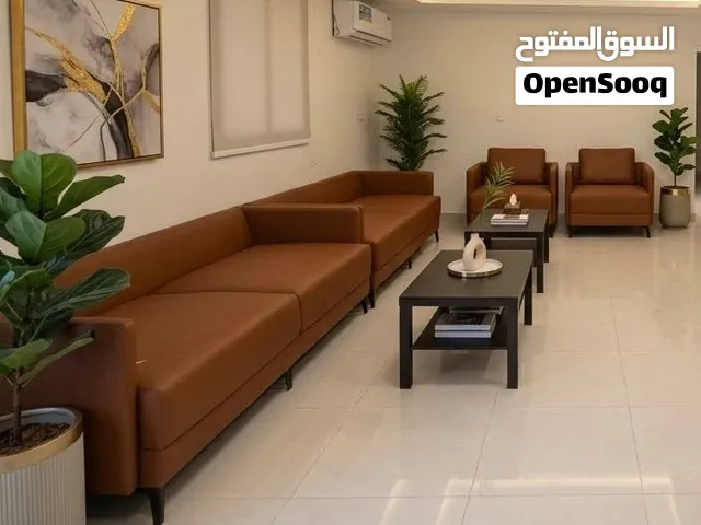 كنب جلد بحالة جيدة جدا شبه جديد لا يوجد فرق بينه وبين الجديد