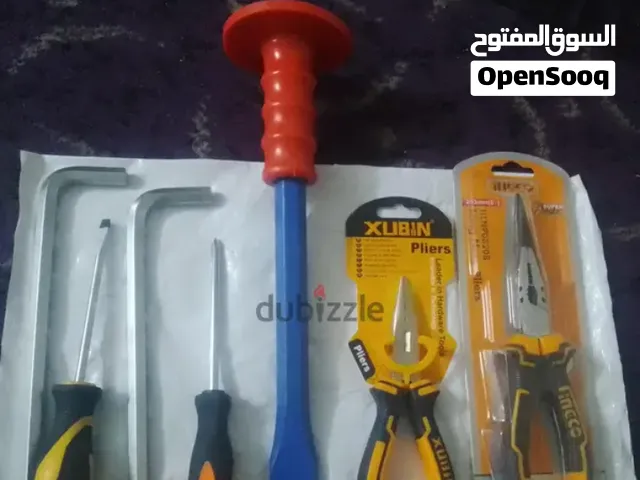 مجموعه عده2 مفك كهرباء و2 بنسه كهرباء و2 مفتاح سداسى واجنة ازميل للتكسير ثقيله وقوية