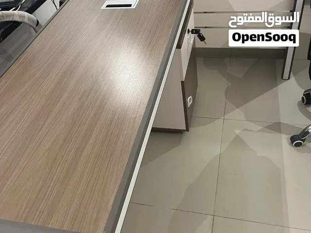 طاولات المكاتب