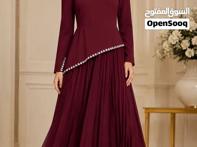 فستان خمري أنيق بكسرات وتطريز راقي