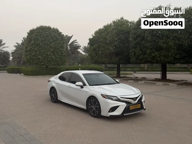 كامري 2018 ابيض نظيف ، ممشى بسيط وايرباجات الوكاله