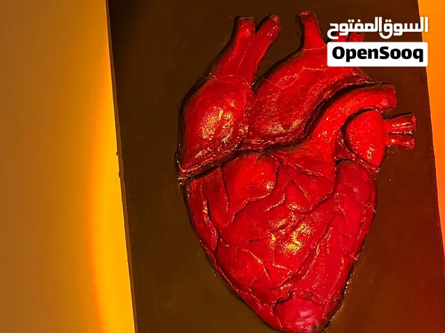 لوحة مجسم قلب مفطور صنع يدوي القلب ضاهر وقوي مغطى بحماية واللوحة خشب