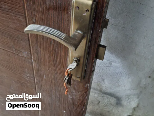 باب خشب متين محترم ثقيل  قياس  222  سم  في 70 سم