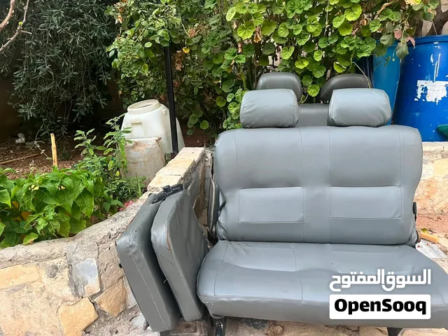 كراسي باص نظيفة للبيع – حالة ممتازة كراسي رمادية مريحة ومغلفة بجلد ناعم، خالية من أي تمزق أو وسخ. من