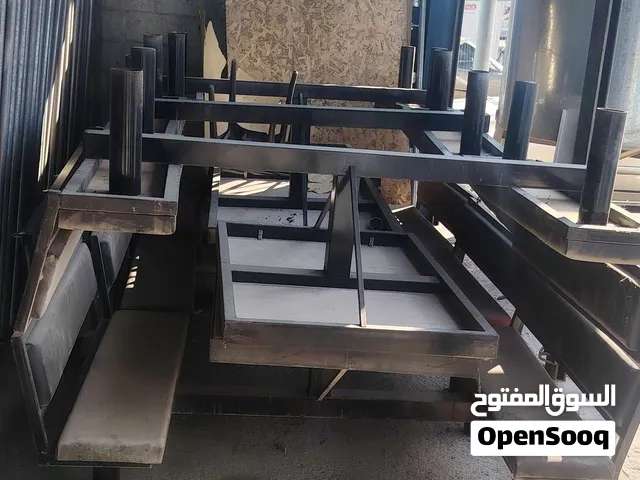 طاولات مع كراسي موصولات كبار