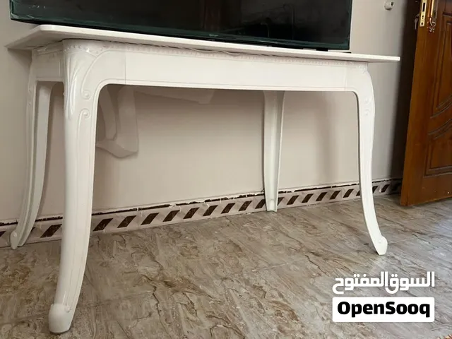 ميز جديد مرتب