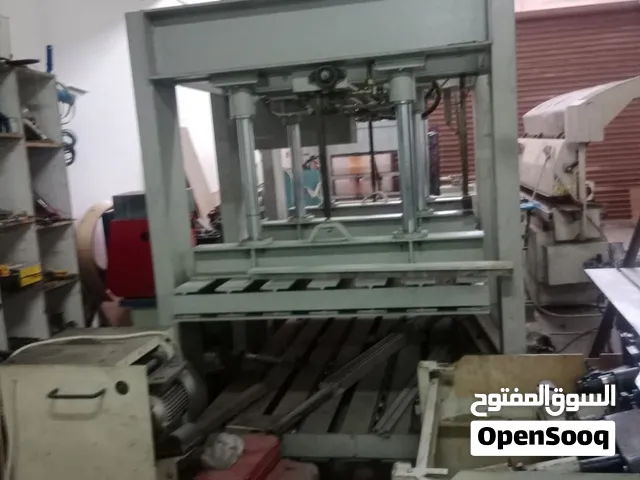 مكبسًا هيدروليكيًا متعدد الأعمدة  لشركة  OMC Machinery.