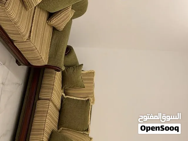 صالون كنبة كبيرة وكنبتين زوجية وكرسيين. 8 متر و20 سنتي