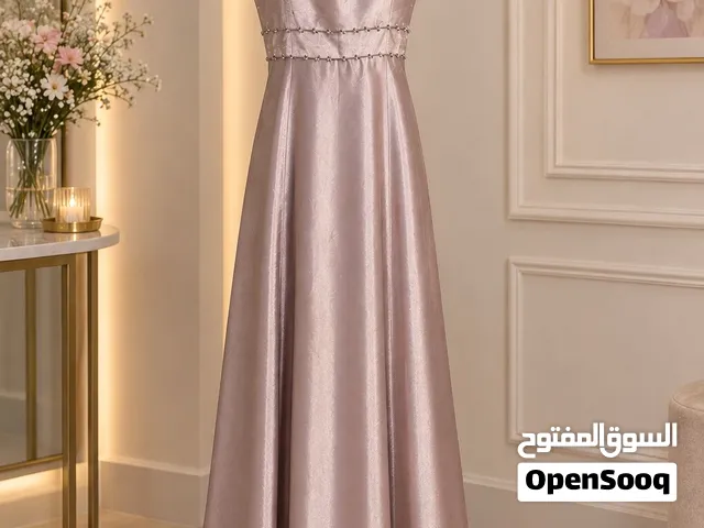 فستان سهرة طويل أنيق وراقي للبيع – لون بيج لامع مائل لزهري بارد – مقاس 38