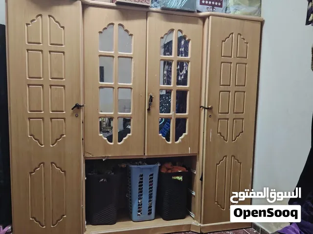 خزانة ملابس بحالة ممتازة