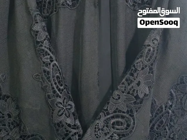 عباية سوداء فاخرة بتصميم كلاسيكي انيق يجمع بين البساطة والفخامة