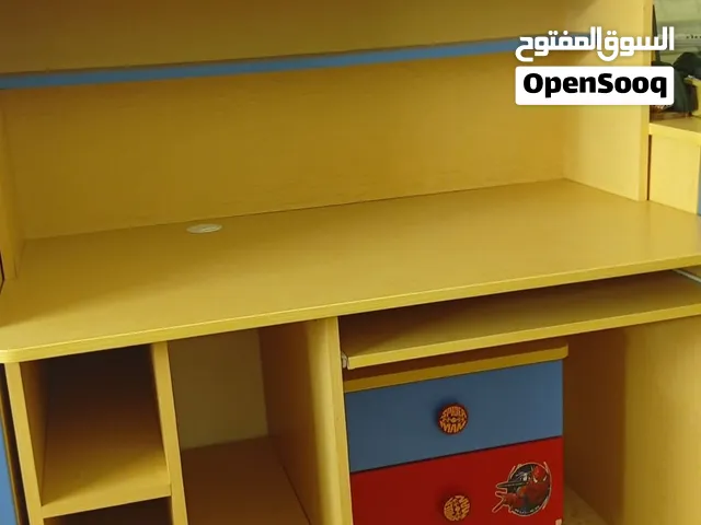 غرفه نوم اطفال بدون سرير  خزانه ملابس  رفوف كتب مع جوارير و خزانه  مكتب دراسه  جوارير كبيره/صغيره