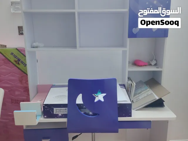 طاولات للكتب والمذاكره مدرسيه مع الكرسي العدد 2