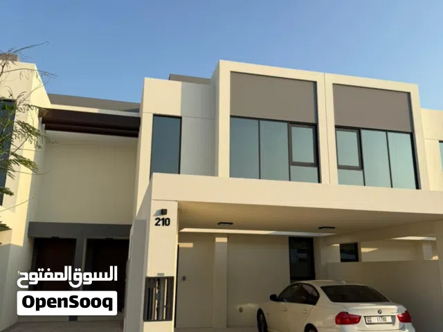 تملك فيلا فخمة في منطقة ممتازة وحيوية بمساحة 1872 قدم مربع
