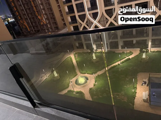 شقه في مجمع ابراج النخلة 3 غرف وصاله ومطبخ وخدمات