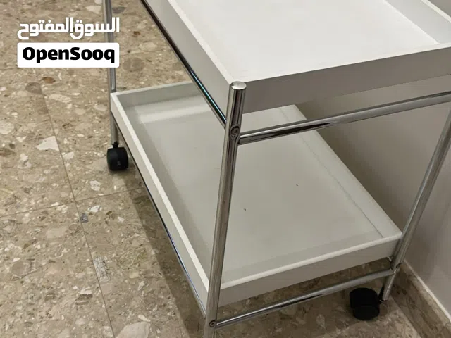 طاولة تقديم وضيافه بحالة ممتازه مزوده بعجلات وحافه عاليه