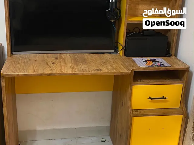 ميز تواليت ومكتبة