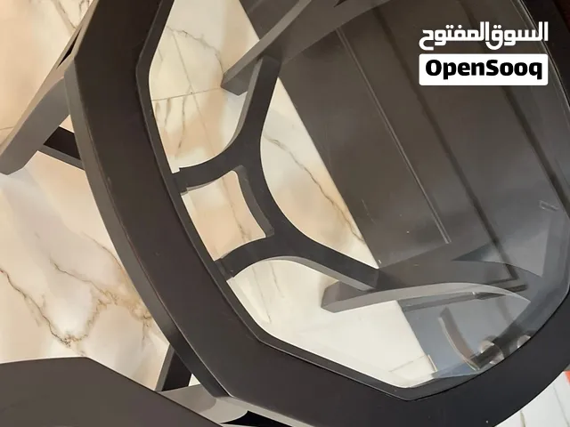 طاولات لغرفه المعيشه وكرسي للقدم وكرسي وسرير معا