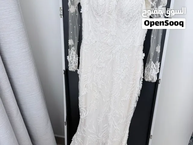 فستان زفاف أبيض مطرّز يدويًا بالكامل مع طرحة طويلة White handEmbroidered Wedding Dress with 3m Veil
