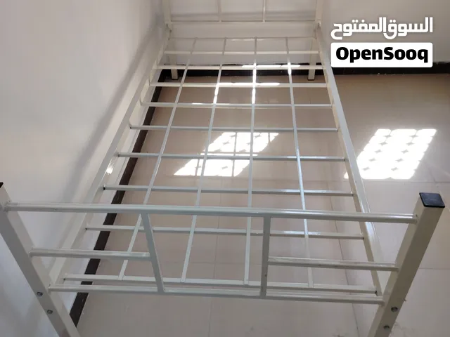 سرير حديد وفراش طبي ومخاد طبيات