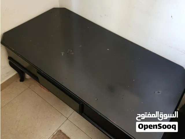 طاوله وسطه في غرفه المعيشه