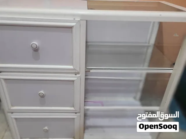 دولاب المنيوم متين وثقيل بضاعه ممتازه فيه رفوف زجاج والزجاج ثقيل مش خفيف وثلاث خانات طويله وواسعه