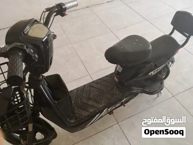 دراجه حجم 14للبيع دراجه بطاريات زينات عوزه وايرات مال بطاريه وطبيت بطسه ماتمشي بس تشتغل وصورقديمات