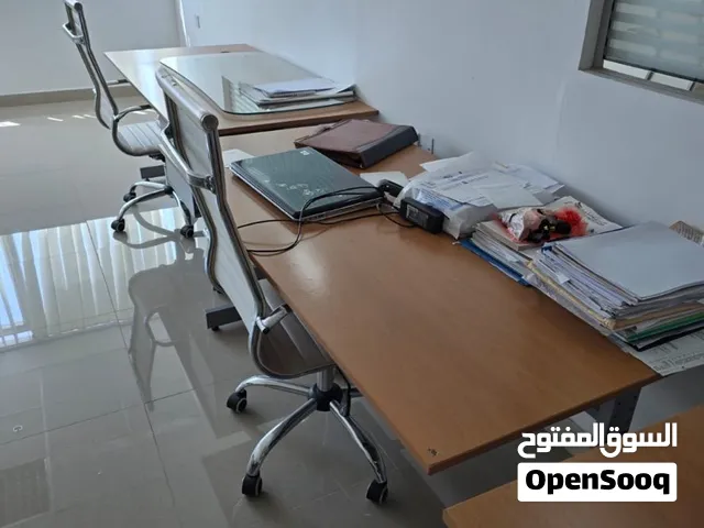 طاولات مكتب للبيع لم تستخدم ابدا فقط تم شراءها والان تم اغلاق المكتب