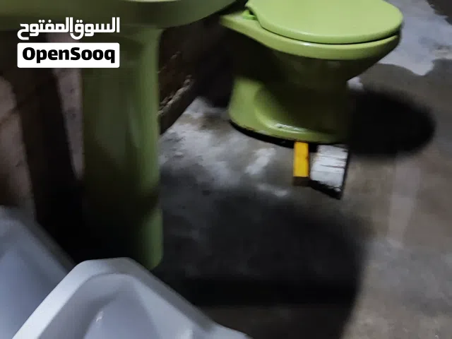 مقاعد حمام افرنجي الوان احجام انواع موديلات متعددة ومغاسل كلها مرتبة وبسعر مغري