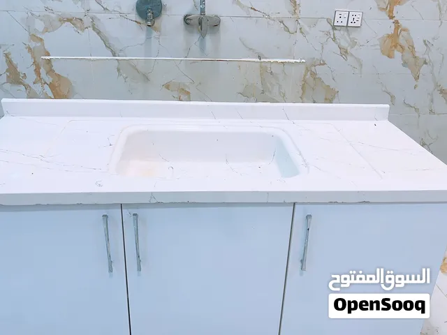 سنك كرانيت نضافه 90 ٪ للبيع بسعر مناسب بدون اخشاب فقط المرمر مال السنك لون ابيض بي ضربات لون اسود