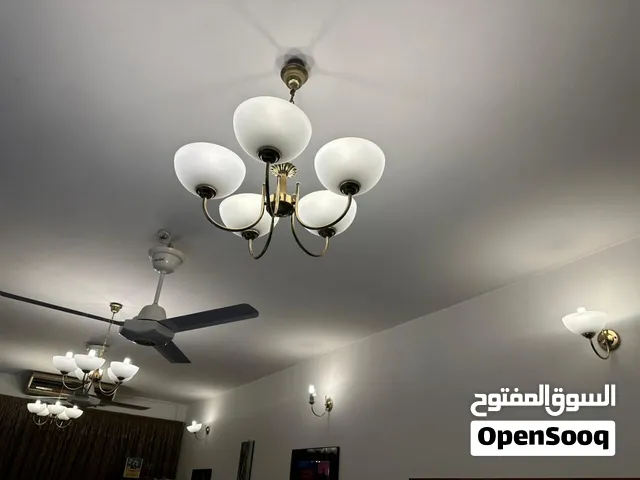 سيت ثريات ثلاثة كل ثرية بيها خمس براكيتات سهلة التنظيف مع براكيتات