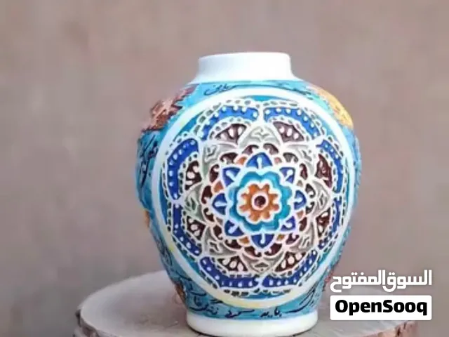 مزهرية سيراميك فاخرة بتصميم يدوي مميز وزخارف ملونة