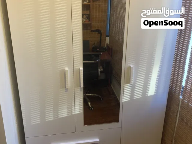 خزانة ثلاث درف حجم وسط كلا لون واحد من برا وجوا