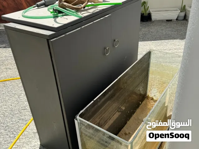 حوض سمك مع ميز