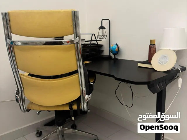 مكتب مع كرسي
